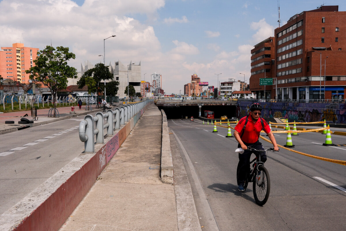 ¿Se desplazará en bicicleta el Día sin Carro? Así se garantizará la seguridad en ciclorrutas y ciclovías La Secretaría de Seguridad, de la mano de la Policía garantizará el seguro desplazamiento de quienes se desplazarán en bicicleta el Día sin Carro en Bogotá. Tenga en cuenta estas recomendaciones.