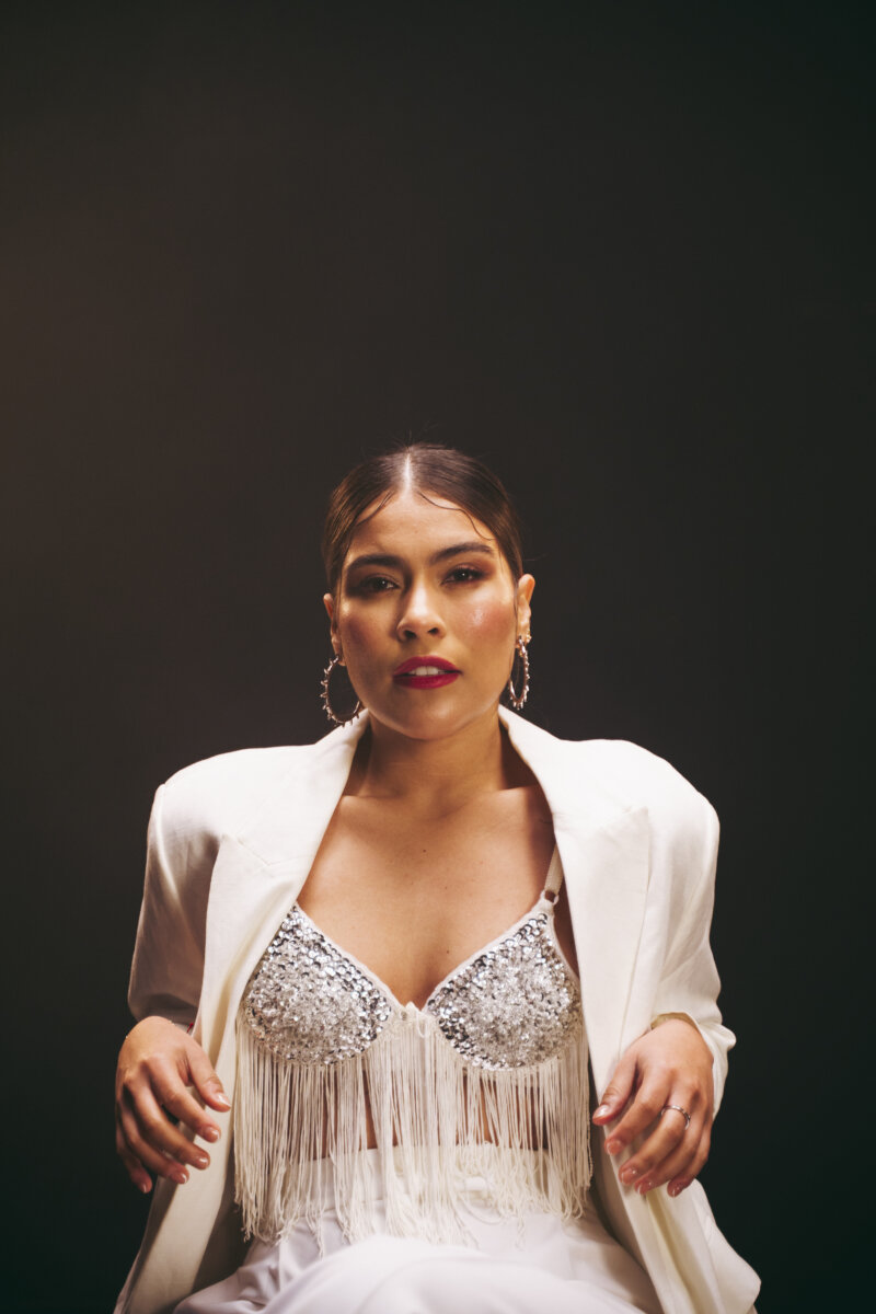 Karen Lizarazo y Elder Dayán Díaz presentan 'No Damos Pa’ Olvidarnos', un vallenato sobre el amor imposible de superar La cantante vallenata Karen Lizarazo regresa con un nuevo sencillo titulado 'No Damos Pa’ Olvidarnos', en colaboración con el reconocido artista Elder Dayán Díaz. Esta nueva propuesta musical promete conquistar los corazones de los amantes del vallenato con su emotiva letra y su melodía cautivadora.