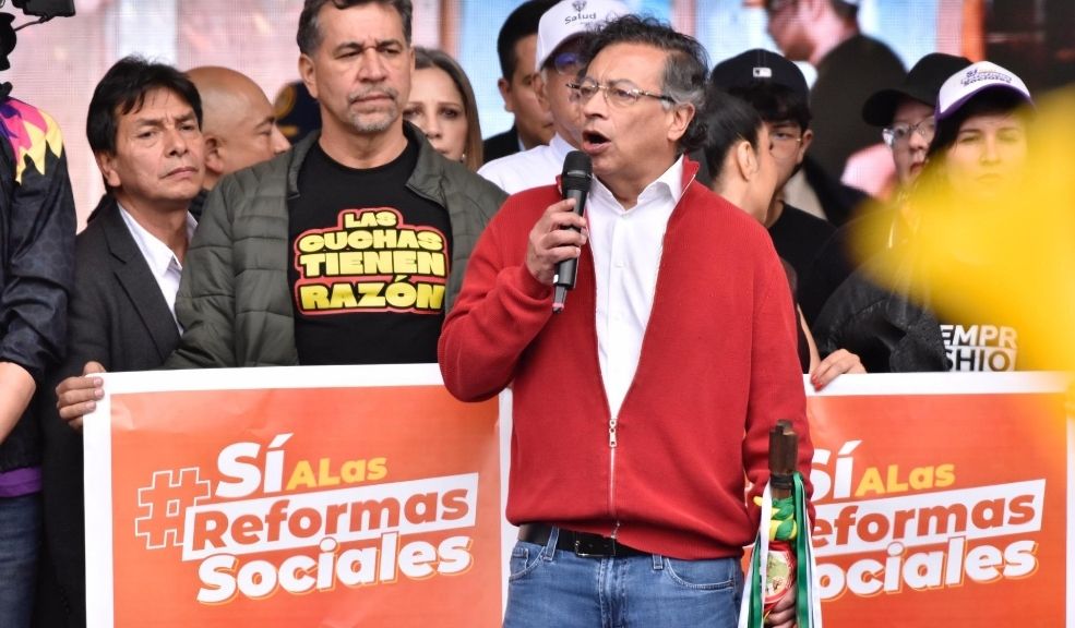 Así fue el discurso de Gustavo Petro desde la Plaza de Bolívar Sobre el mediodía de este martes, el presidente Gustavo Petro hizo presencia frente a todos los manifestantes que le demostraron su apoyo frente a la convocatoria de marchas para defender la reforma laboral, proyecto que en este momento se encuentra en debate por parte de la Comisión Séptima del Senado.