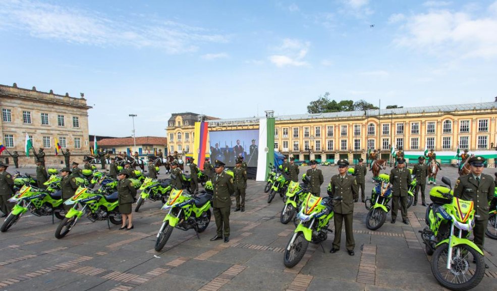 Así mejorará la seguridad en Bogotá el nuevo comandante de la Policía 1 Así mejorará la seguridad en Bogotá el nuevo comandante de la Policía La estrategia también contempla reforzar la presencia policial en parques y espacios públicos para impedir que sean utilizados por delincuentes. Asimismo, se intensificará la lucha contra la extorsión, tanto la ejercida por grupos organizados como la que proviene de centros carcelarios.