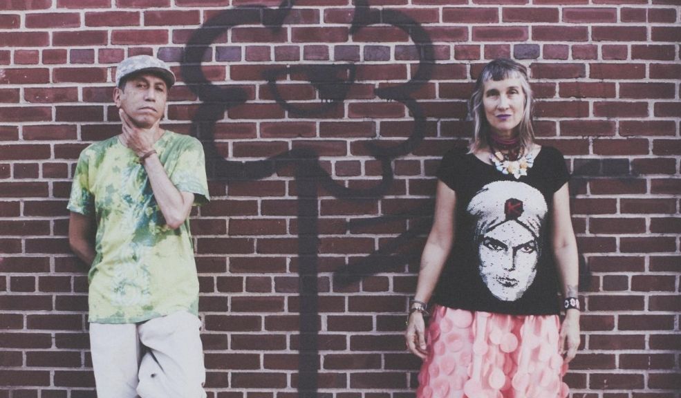 Aterciopelados lanza MOR, su nuevo EP feminista y rebelde El pasado 7 de marzo, Aterciopelados lanzó MOR, su más reciente EP, que propone una reflexión crítica sobre los estereotipos de género, el edadismo y la obsesión por la imagen corporal. El trabajo musical, que mezcla rock, cumbia y bambuco, ya se encuentra disponible en las principales plataformas digitales.