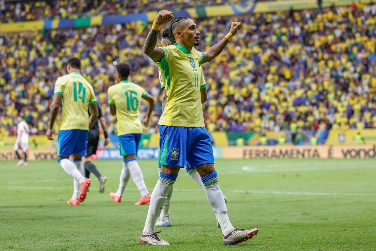 La Selección Colombia buscará reescribir su historia ante Brasil: posibles formaciones 1 La Selección Colombia buscará reescribir su historia ante Brasil: posibles formaciones La Selección Colombia regresa a Brasil para enfrentar a la pentacampeona del mundo en su estadio. Así llegan ambos equipos al compromiso de las eliminatorias.