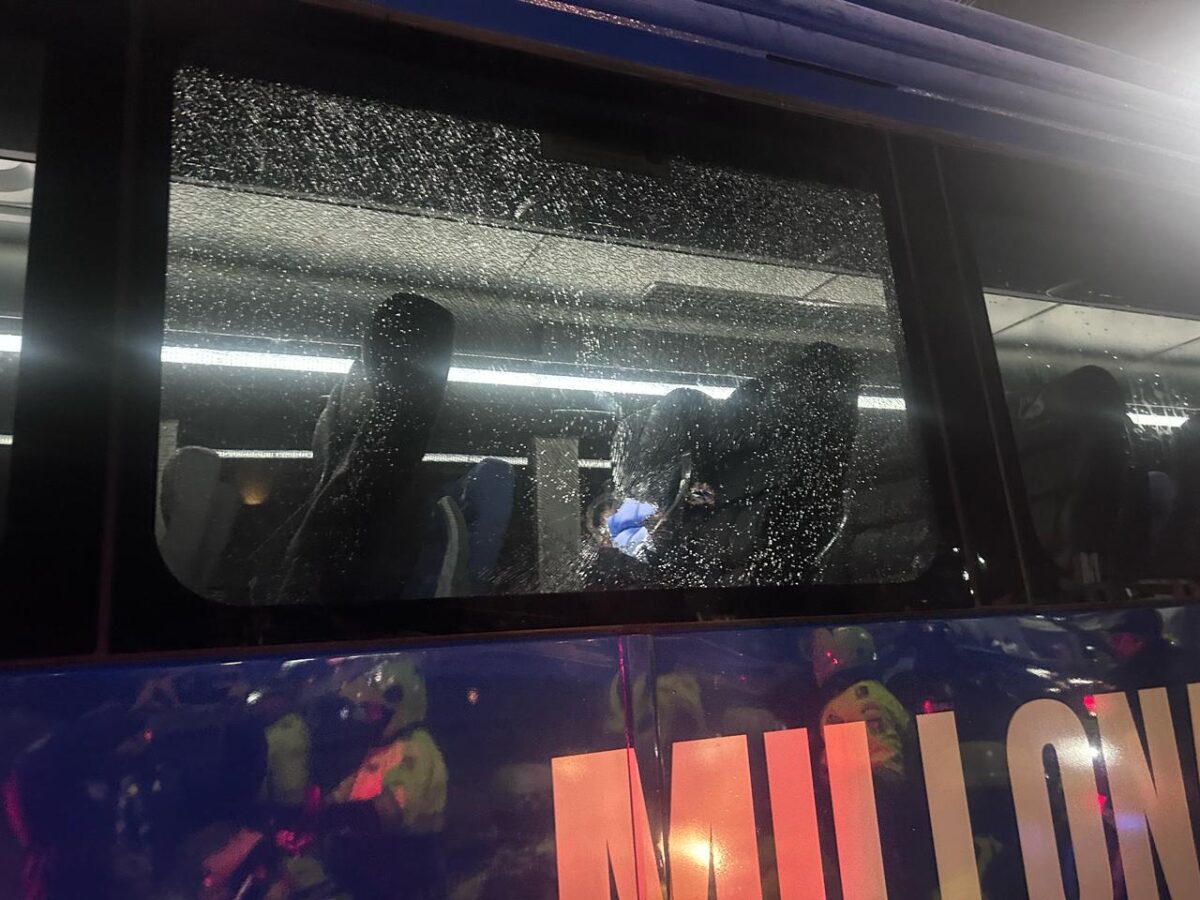 Atacaron el bus de Millonarios mientras se dirigía a El Campín para jugar el clásico Mientras se dirigía al estadio El Campín para disputar el clásico contra Santa Fe, Millonarios fue víctima de los vándalos. Su bus fue atacado.