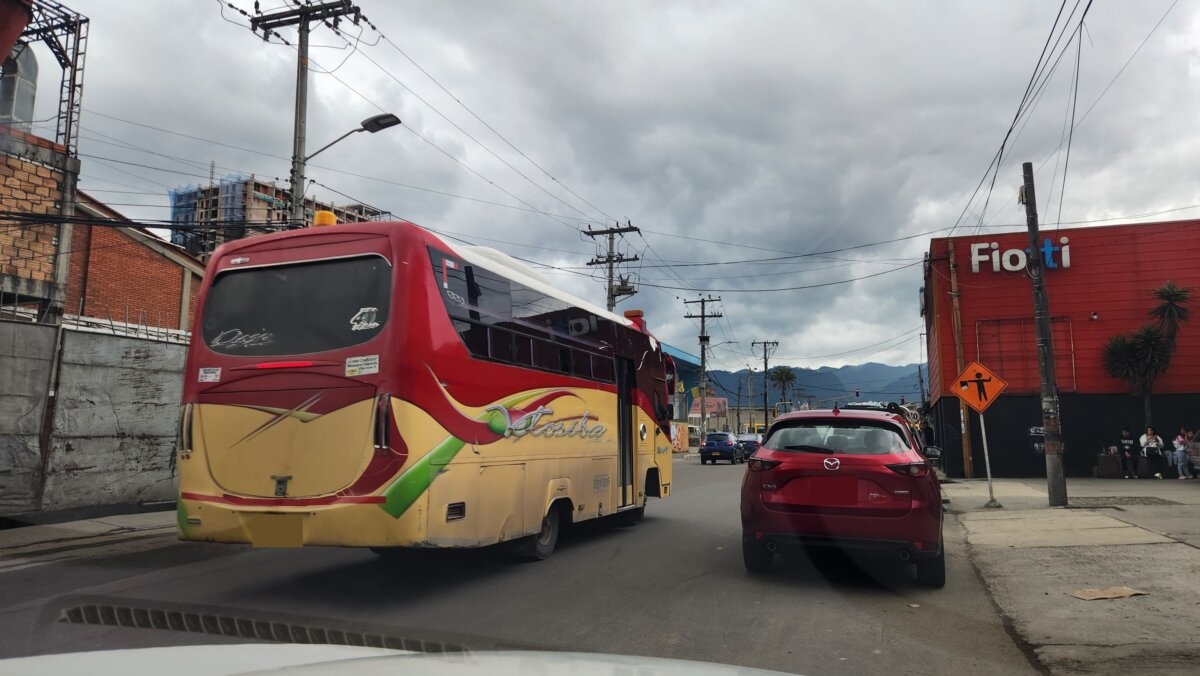 El 'Sabroso', la víctima mortal de la riña entre conductores de buses en Fontibón 1 El 'Sabroso', la víctima mortal de la riña entre conductores de buses en Fontibón En la noche del sábado, una riña entre dos conductores de buses intermunicipales, que cubren la ruta Sibaté-Bogotá, terminó en tragedia. Un hombre, de aproximadamente 27 años, perdió la vida tras ser apuñalado en plena vía pública.