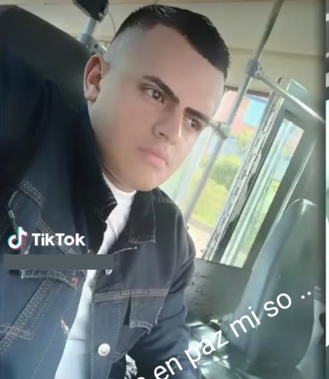 El 'Sabroso', la víctima mortal de la riña entre conductores de buses en Fontibón 2 El 'Sabroso', la víctima mortal de la riña entre conductores de buses en Fontibón En la noche del sábado, una riña entre dos conductores de buses intermunicipales, que cubren la ruta Sibaté-Bogotá, terminó en tragedia. Un hombre, de aproximadamente 27 años, perdió la vida tras ser apuñalado en plena vía pública.