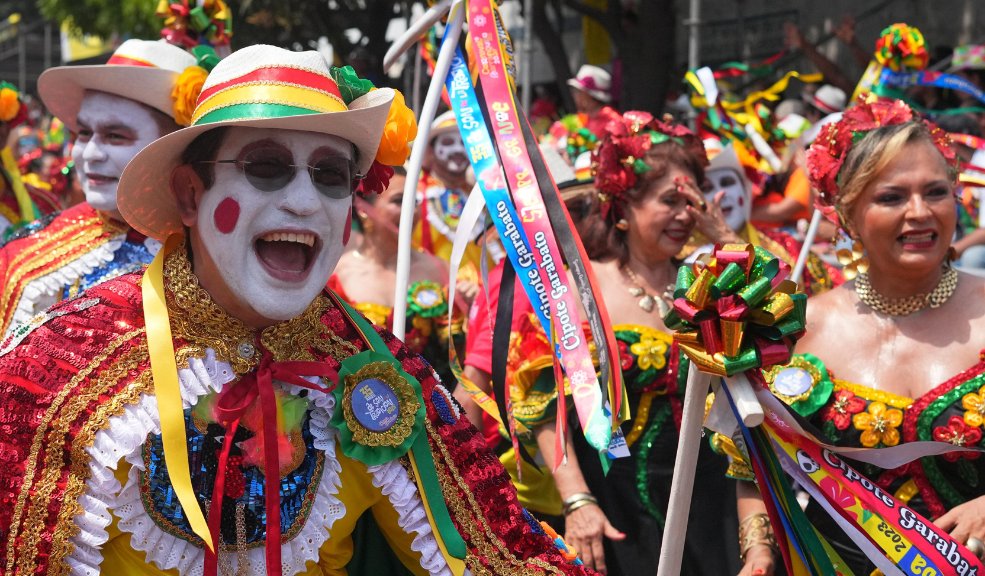 Batalla de flores 2025: donde la esencia del carnaval puso a bailar a todos 1 Batalla de flores 2025: donde la esencia del carnaval puso a bailar a todos Tatiana Angulo Fernández De Castro estuvo en la carroza Sinfonía de Pasión durante el desfile de La Batalla de Flores que se llevó a cabo este sábado 1 de marzo en el combiódromo de la Vía 40, donde se vivió la esencia del Carnaval de Barranquilla.