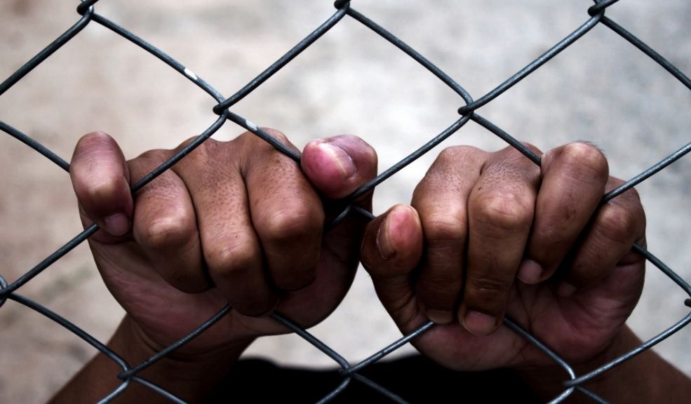 Capturan a hombre armado en vehículo durante operativo de seguridad en Puente Aranda 1 Capturan a hombre armado en vehículo durante operativo de seguridad en Puente Aranda Detienen en Puente Aranda a un sujeto que llevaba un arma de fuego y trató de escapar en su vehículo durante un control policial.