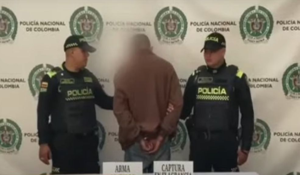 Capturan a hombre armado en vehículo durante operativo de seguridad en Puente Aranda Detienen en Puente Aranda a un sujeto que llevaba un arma de fuego y trató de escapar en su vehículo durante un control policial.
