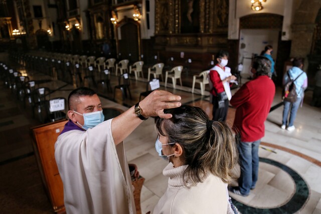 ¿Por qué se impone una cruz negra en la frente el Miércoles de Ceniza? Le contamos el origen de esta ceremonia El Miércoles de Ceniza es el inicio de la Cuaresma, por lo que los fieles permiten que un sacerdote les imponga una cruz en la frente. Le contamos el el por qué de esta ceremonia.