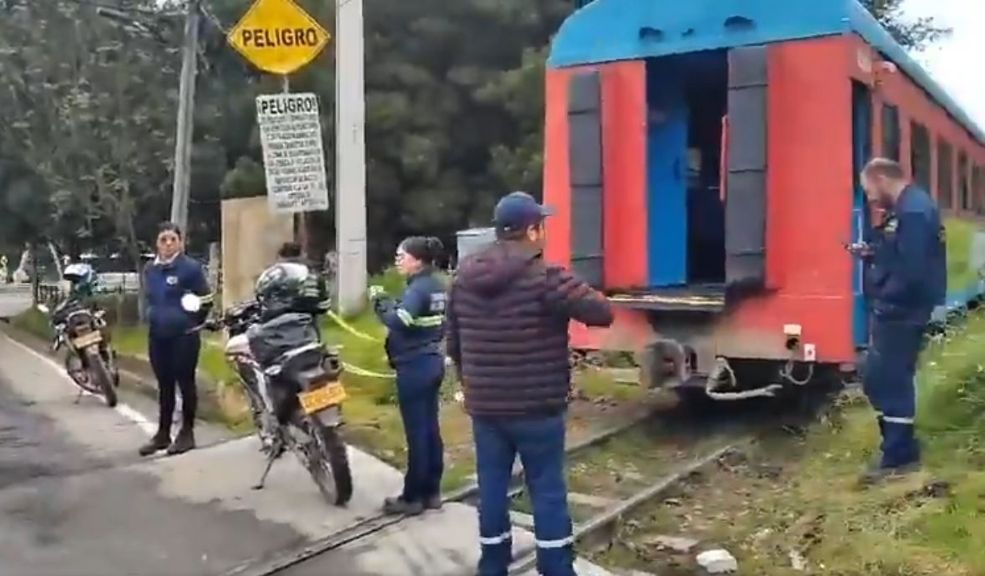 Choque del tren de la Sabana contra camioneta lujosa provocó congestión en Usaquén Un choque entre el tren de la Sabana y una camioneta de lujo causó trancones y cierre de vía en el norte de Bogotá.