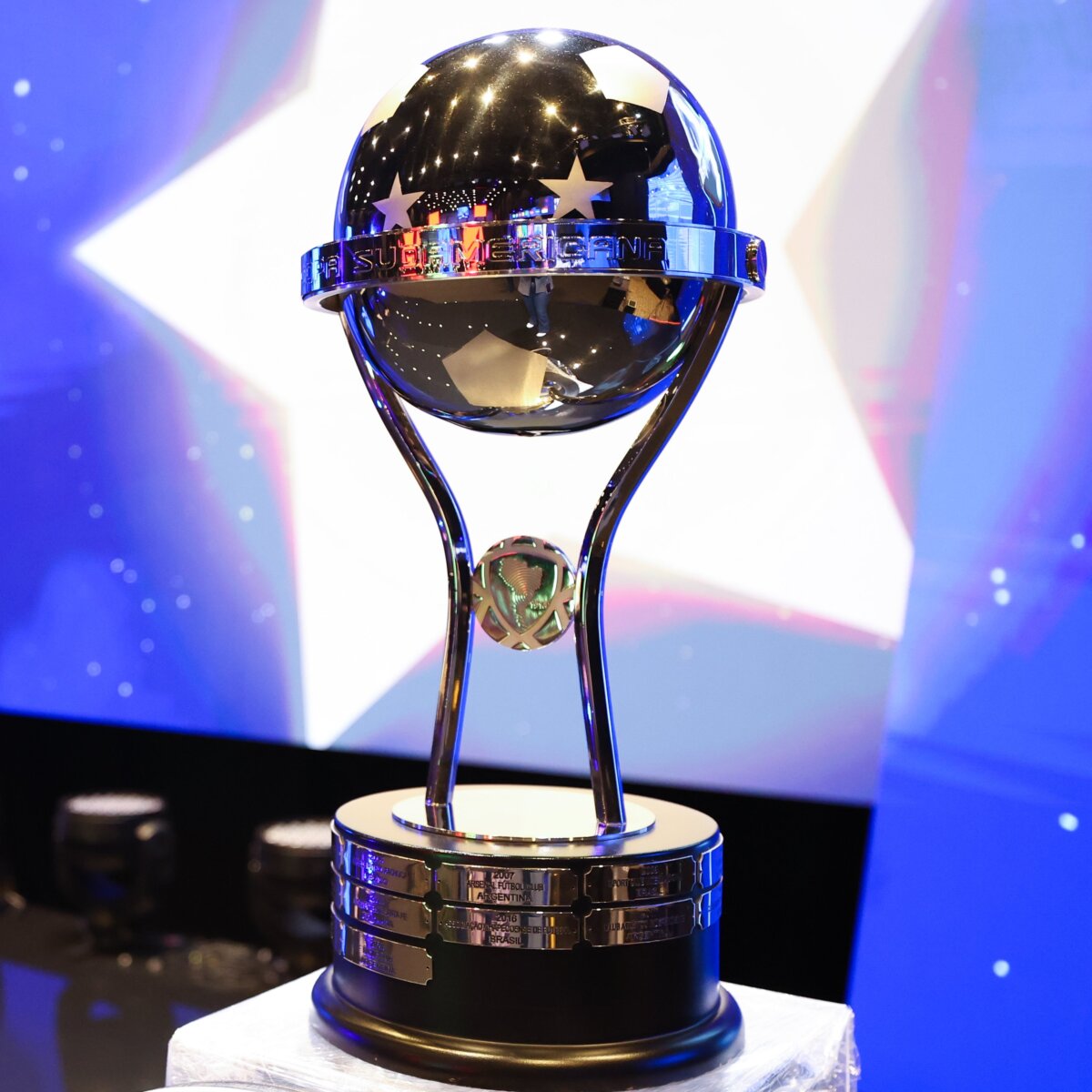 Así quedaron los grupos de la Copa Sudamericana: ojo a los rivales de América y el Once 3 Así quedaron los grupos de la Copa Sudamericana: ojo a los rivales de América y el Once La Confederación Sudamericana de Fútbol (Conmebol) sorteó este lunes en Luque (Paraguay) el cuadro de la fase de grupos de la Copa Sudamericana 2025. Estos son los rivales de América y Once Caldas.