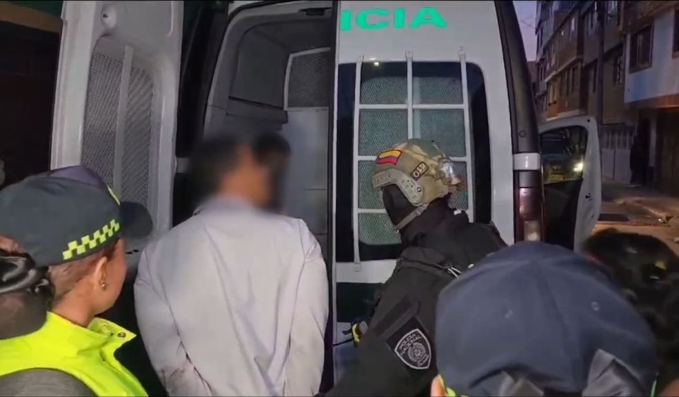 Capturan a 16 personas en allanamientos al 'Tren de Aragua' en Bogotá 1 Capturan a 16 personas en allanamientos al 'Tren de Aragua' en Bogotá Al menos 16 personas fueron arrestadas en un gran operativo adelantado por las autoridades en contra del grupo delincuencial 'Tren de Aragua', que opera en varias localidades de Bogotá.
