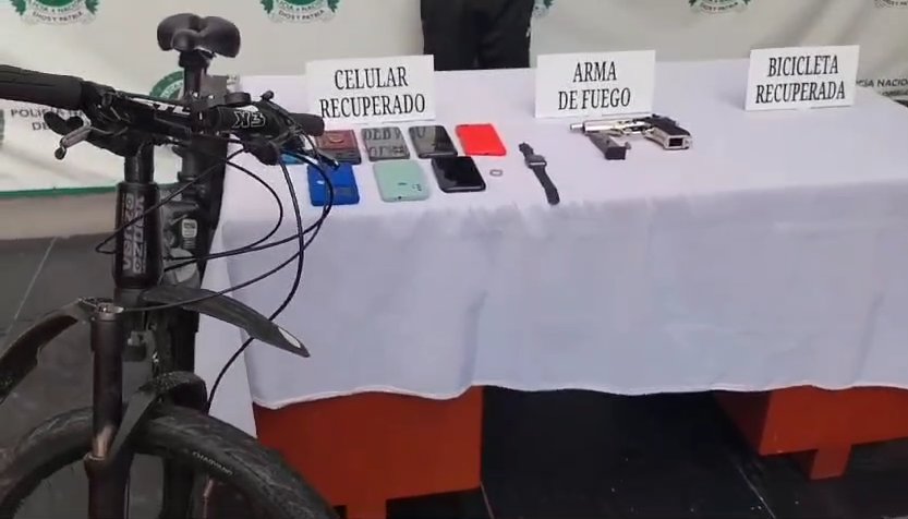 Capturan a delincuente extranjero que atracaba ciclistas y deportistas en Bogotá Un extranjero fue capturado tras robar a deportistas en Barrios Unidos. Le hallaron bicicletas, celulares y un arma de fuego.