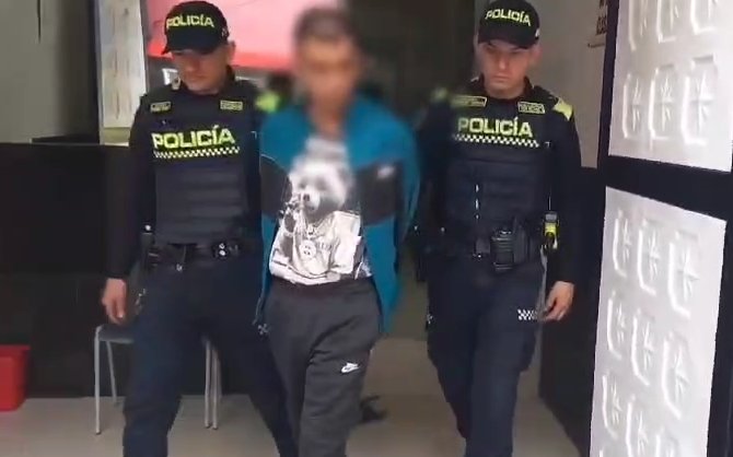 Capturan a delincuente extranjero que atracaba ciclistas y deportistas en Bogotá Un extranjero fue capturado tras robar a deportistas en Barrios Unidos. Le hallaron bicicletas, celulares y un arma de fuego.