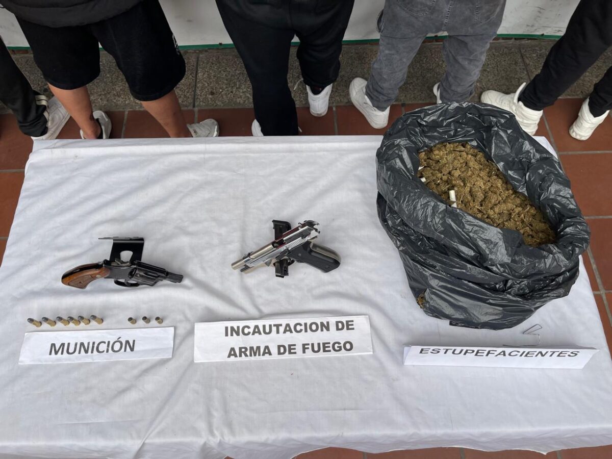 Capturan a siete delincuentes con antecedentes en operativo policial en Rafael Uribe Uribe Siete delincuentes con más de 30 antecedentes fueron capturados en un operativo policial en Rafael Uribe Uribe. Lea la nota aquí.