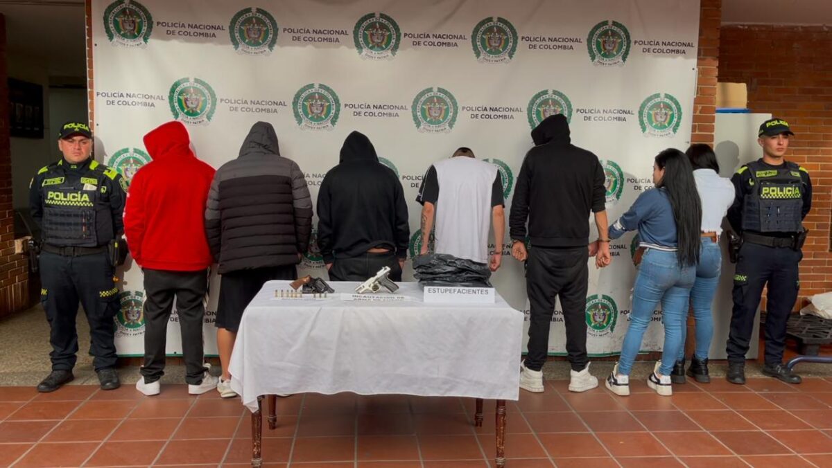 Capturan a siete delincuentes con antecedentes en operativo policial en Rafael Uribe Uribe 7 Capturan a siete delincuentes con antecedentes en operativo policial en Rafael Uribe Uribe Siete delincuentes con más de 30 antecedentes fueron capturados en un operativo policial en Rafael Uribe Uribe. Lea la nota aquí.