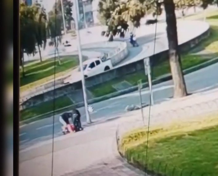 Capturan a tres ladrones por hurtar en centros comerciales de Suba Tres ladrones fueron capturados en Suba tras robar a una mujer a la salida de un centro comercial y huir en un taxi armado.