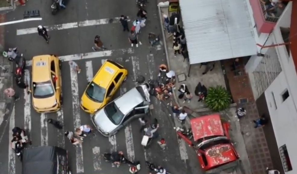 Carro sin frenos causó aparatoso accidente: un menor de edad murió 1 Carro sin frenos causó aparatoso accidente: un menor de edad murió El automóvil, que al parecer se quedó sin frenos, impactó a al menos 7 vehículos.