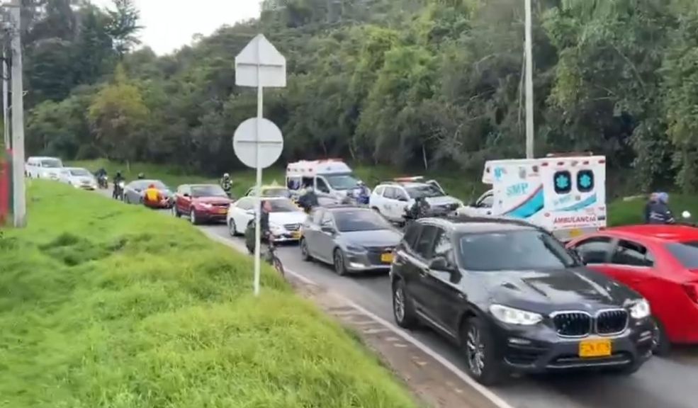 Carro volcado en Usaquén provoca graves retrasos en la movilidad 1 Carro volcado en Usaquén provoca graves retrasos en la movilidad Al lugar llegaron unidades de Policía de Tránsito de Bogotá, el Cuerpo de Bomberos de la capital, ambulancias, y una grúa para extraer el vehículo del lugar y tratar de normalizar el tránsito lo más pronto posible.