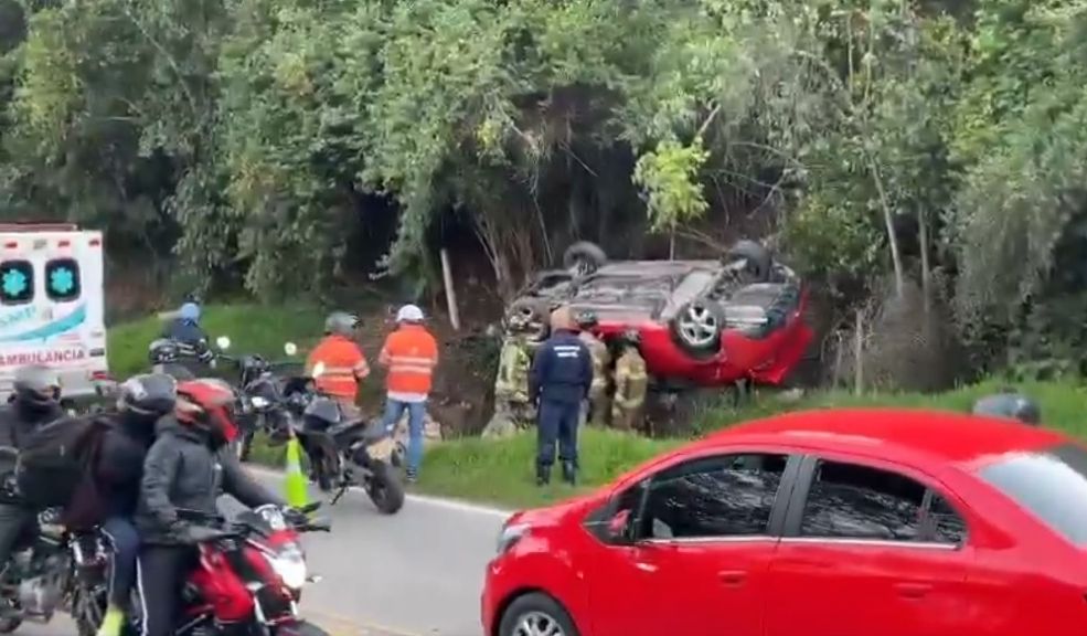Carro volcado en Usaquén provoca graves retrasos en la movilidad 9 Carro volcado en Usaquén provoca graves retrasos en la movilidad Al lugar llegaron unidades de Policía de Tránsito de Bogotá, el Cuerpo de Bomberos de la capital, ambulancias, y una grúa para extraer el vehículo del lugar y tratar de normalizar el tránsito lo más pronto posible.
