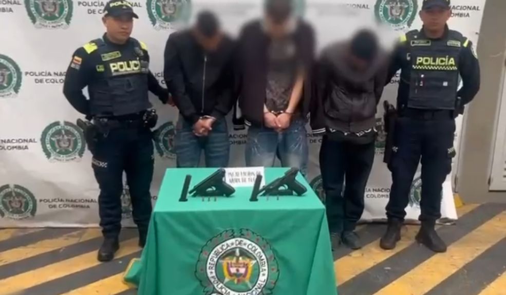 Cayeron 4 sujetos que pretendían robar una motocicleta en Los Mártires 5 Cayeron 4 sujetos que pretendían robar una motocicleta en Los Mártires La Policía capturó a 4 sujetos que intentaron robar una motocicleta. Uno de los capturados tenía antecedentes.