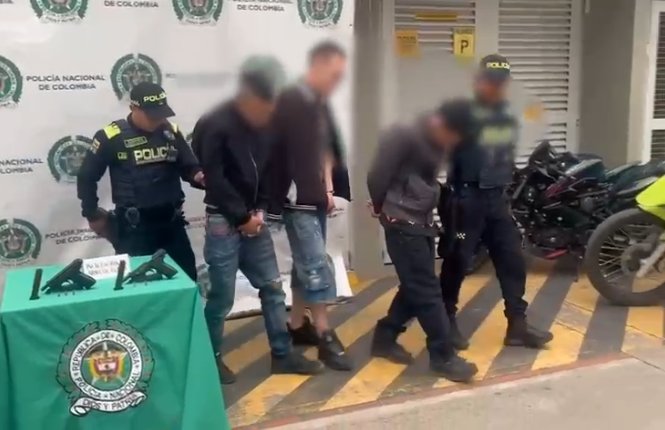 Cayeron 4 sujetos que pretendían robar una motocicleta en Los Mártires 1 Cayeron 4 sujetos que pretendían robar una motocicleta en Los Mártires La Policía capturó a 4 sujetos que intentaron robar una motocicleta. Uno de los capturados tenía antecedentes.