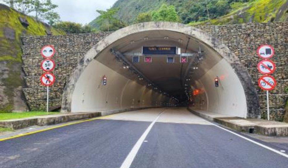 Vía Bogotá-Villavicencio cerrada por accidente 1 Vía Bogotá-Villavicencio cerrada por accidente Persiste cierre en túnel Renacer: caos vial en la ruta Bogotá-Villavicencio