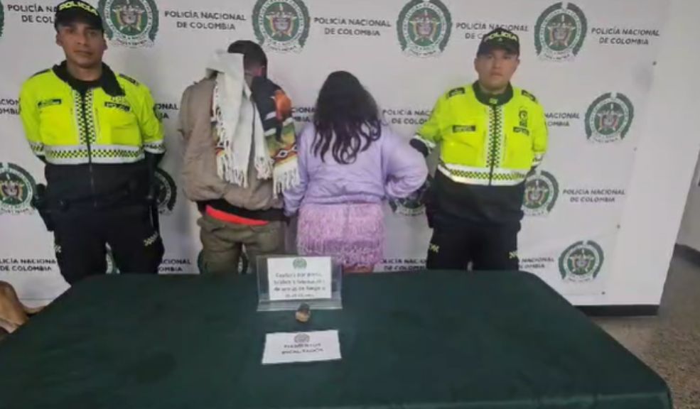 Capturan a pareja que tenía una granada en Bosa 2 Capturan a pareja que tenía una granada en Bosa El hombre y la mujer fueron detenidos y dejados a disposición de la Fiscalía.