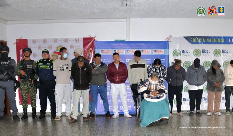 Capturan a familia que vendía droga en entornos educativos; la cabecilla era una mujer de 71 años 1 Capturan a familia que vendía droga en entornos educativos; la cabecilla era una mujer de 71 años En un operativo liderado por la Fiscalía General de la Nación, fueron judicializados 14 presuntos miembros de la organización delictiva autodenominada ‘Los Cubillos’, dedicada al tráfico de estupefacientes en la localidad de San Cristóbal, al sur de Bogotá.