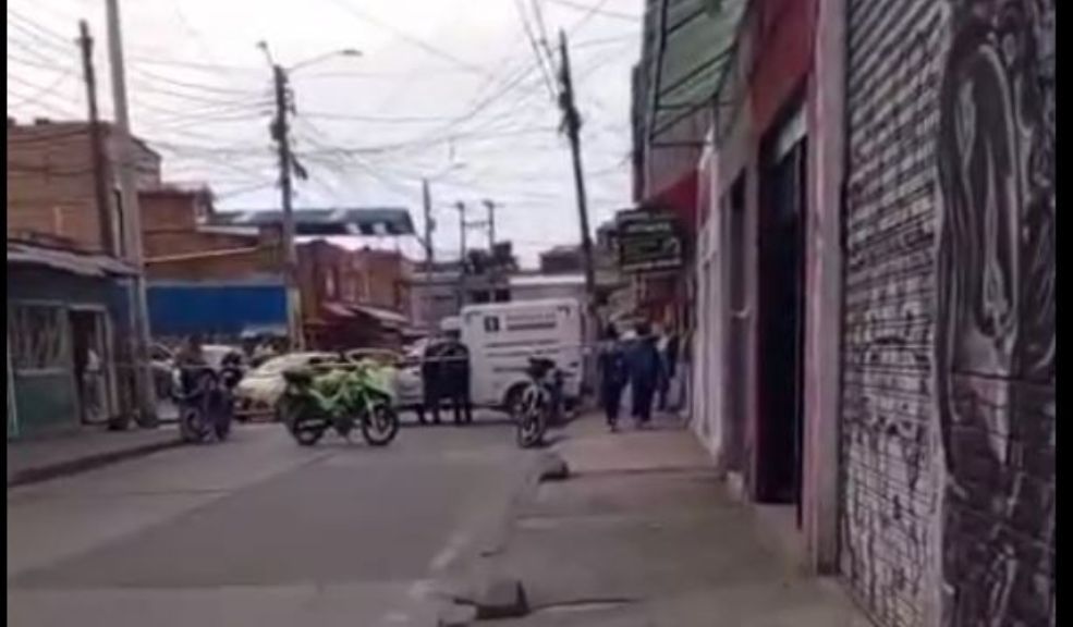 Presunto ladrón fue abatido en medio de robo en Bosa A plena luz del día, en la zona bancaria del barrio Bosa Centro, un intento de hurto terminó con la vida de un presunto ladrón, quien fue abatido por la persona a la que, al parecer, intentaba robar.
