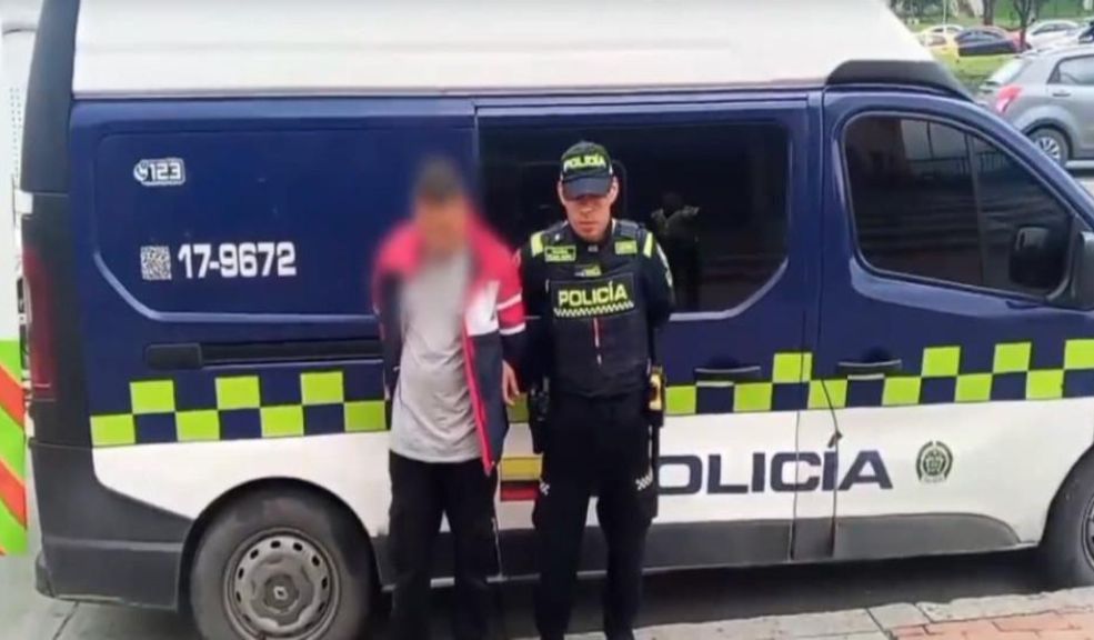 Capturado en TransMilenio se hizo pasar por mudo en la judicialización En un curioso intento por evadir la justicia, un hombre de 25 años, capturado en flagrancia por hurto en TransMilenio, intentó hacerse pasar por mudo durante su proceso de judicialización. Sin embargo, su propia familia lo desmintió.