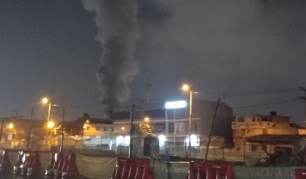 Grave incendio en Soacha afectó 7 locales Delincuentes intentaron saquear algunos locales en medio de la emergencia.
