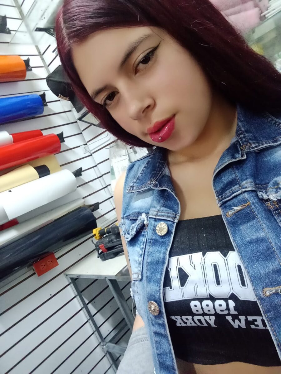 Desesperada búsqueda de joven de 17 años en Bogotá 1 Desesperada búsqueda de joven de 17 años en Bogotá Ángela Hurtado, de 17 años, desapareció en Usme. Su familia la busca desesperadamente y pide ayuda para encontrarla.