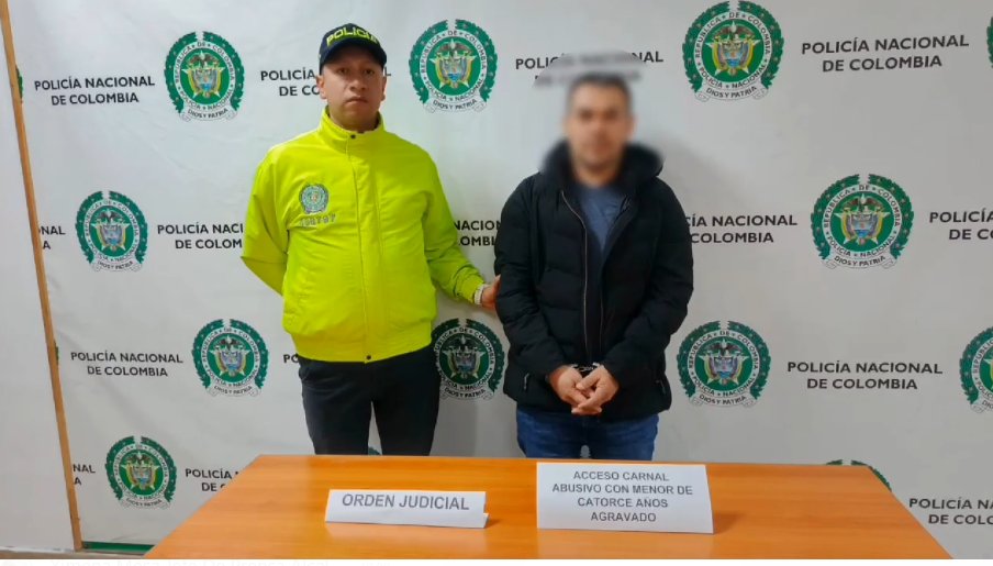 Detienen en Bogotá a hombre acusado de abusar sexualmente de su hija menor 3 Detienen en Bogotá a hombre acusado de abusar sexualmente de su hija menor Capturado en Bogotá padre acusado de abusar de su hija menor durante años. La detención se dio tras ser deportado de EE.UU.