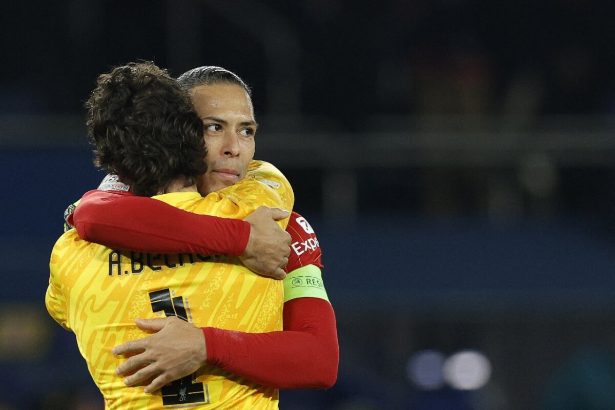 Modesta actuación de Díaz en increíble victoria del Liverpool: estuvo "atontado y descuidado" 1 Van Dijk en un abrazo con Alisson Becker después de la victoria del Liverpool.