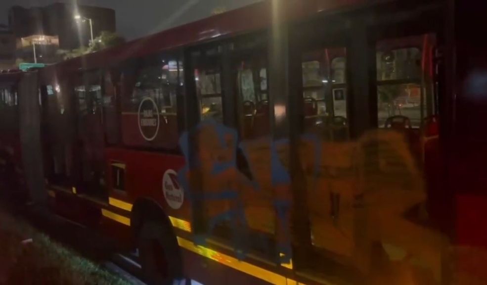 Dos capturados por vandalizar bus de TransMilenio