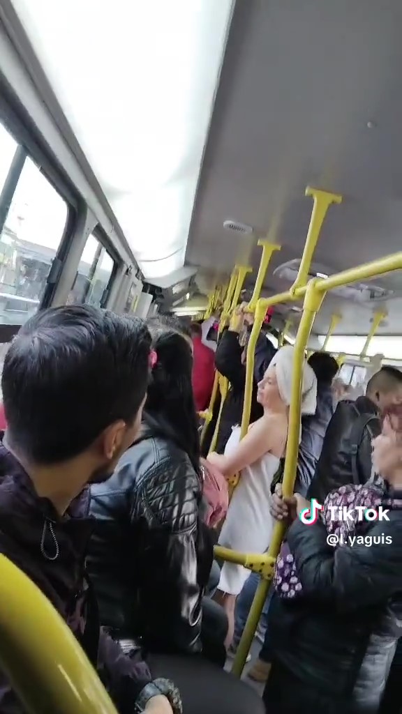 EN VIDEO: Mujer viajó en toalla de baño por Transmilenio