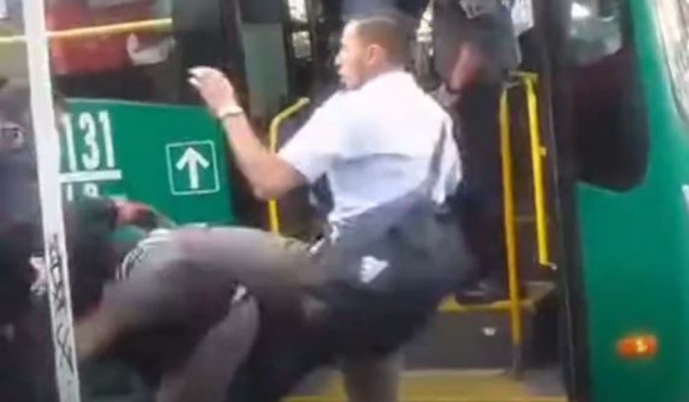 EN VIDEO: Conductor de un bus alimentador y motociclista protagonizaron fuerte pelea en plena vía de Bogotá 1 EN VIDEO: Conductor de un bus alimentador y motociclista protagonizaron fuerte pelea en plena vía de Bogotá Un conductor de un bus alimentador y un motociclista se fueron a los golpes en plena vía pública de Bosa. El hecho quedó registrado en video.