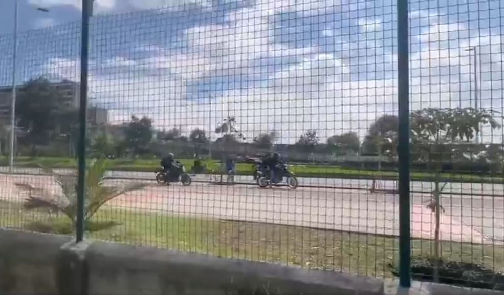 EN VIDEO: Delincuentes robaron a familia en la calle 26 Testigos grabaron el momento en que, al parecer, delincuentes estaban robando a una familia en la calle 26.
