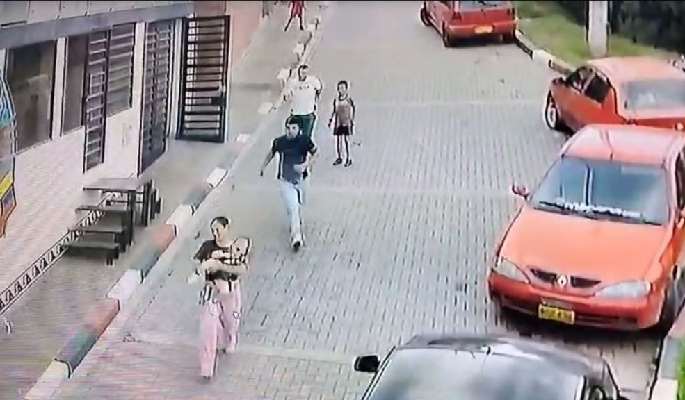 EN VIDEO: Hombre le disparó por accidente a su propia hija en el sur de Bogotá 1 EN VIDEO: Hombre le disparó por accidente a su propia hija en el sur de Bogotá Q'HUBO Habló con la tía y la abuela de la menor, quienes relataron cómo ocurrieron los hechos.