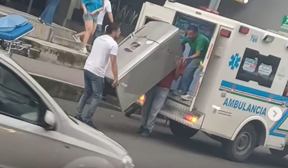 EN VIDEO: Usan ambulancia para trastear una nevera El hecho quedó registrado en un video.