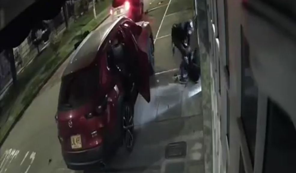 EN VIDEO: Violento atraco a familia en el barrio Nueva Marsella 1 EN VIDEO: Violento atraco a familia en el barrio Nueva Marsella En video quedó registrado el violento ataque en contra de una familia en las calles del barrio Nueva Marsella. las víctimas fueron amenazadas por 3 hombres armados