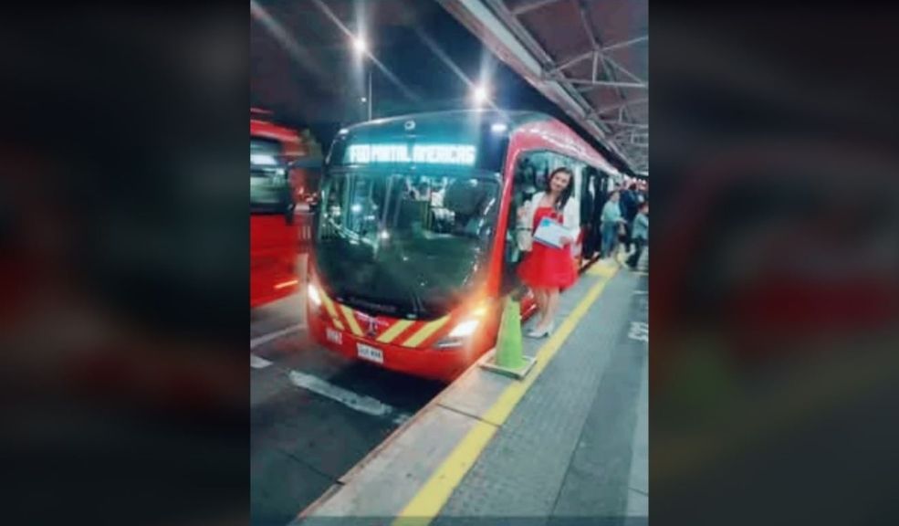 Ella es la mujer que asegura estar casada con un bus de TransMilenio 6 Ella es la mujer que asegura estar casada con un bus de TransMilenio Hay un documento que certifica que la mujer está casada con la ruta F60 de TransMilenio.