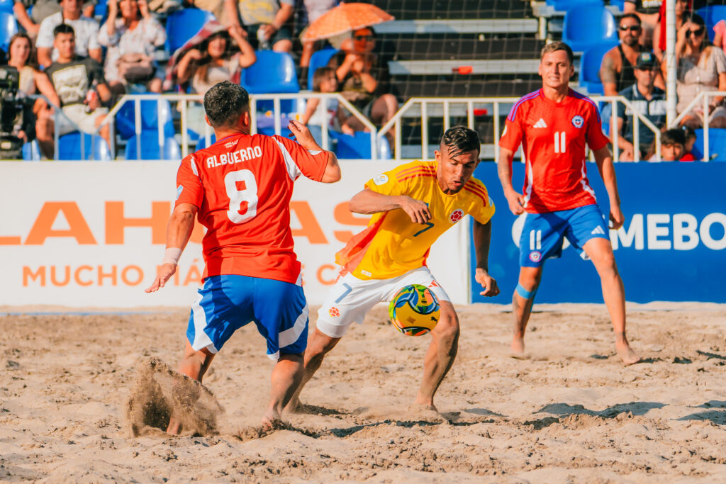 No dieron la talla en el fútbol playa: Colombia quedó 4ta en la Copa América y perdió cupo al Mundial 1 En un partido muy parejo de fútbol playa, Chile venció a Colombia 4 a 3.