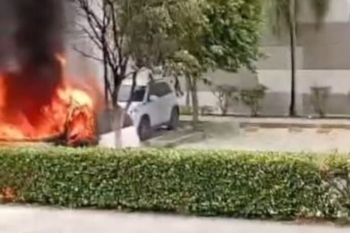 En video: carro fúnebre que se incendió con cadáver a bordo 3 En video: carro fúnebre que se incendió con cadáver a bordo Testigos de los hechos grabaron las maniobras que realizaron para sacar el ataúd con el cuerpo sin vida.