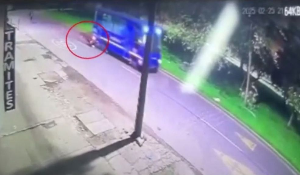 Gabriela sufrió graves lesiones tras ser arrastrada por un bus del Sitp Gabriela Valentina Camelo Domínguez fue víctima de un incidente en el que un conductor de un bus del SITP la arrastró por el frío e inclemente asfalto, provocándole varias quemaduras por fricción, según dictaminaron los médicos del hospital donde esta joven aún permanece ocho días después de ocurrido.