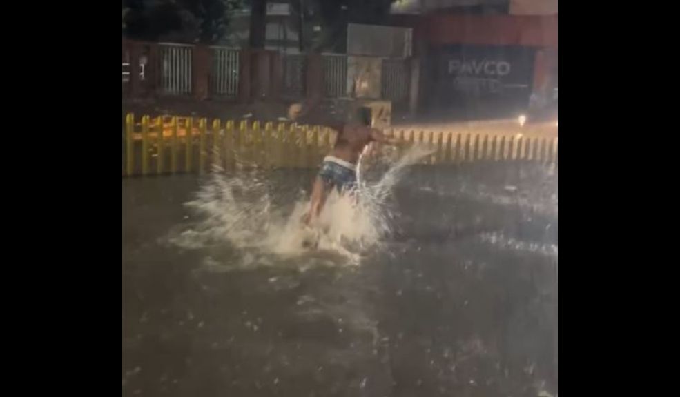 Hombre nadó en el carril de Transmilenio en medio de las inundaciones
