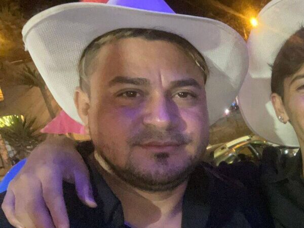 Hombre de 42 años muere en accidente vial 1 Hombre de 42 años muere en accidente vial Un motociclista perdió la vida en Soacha tras ser impactado por un vehículo de carga que lo lanzó fuera de la vía. El conductor responsable huyó del lugar.