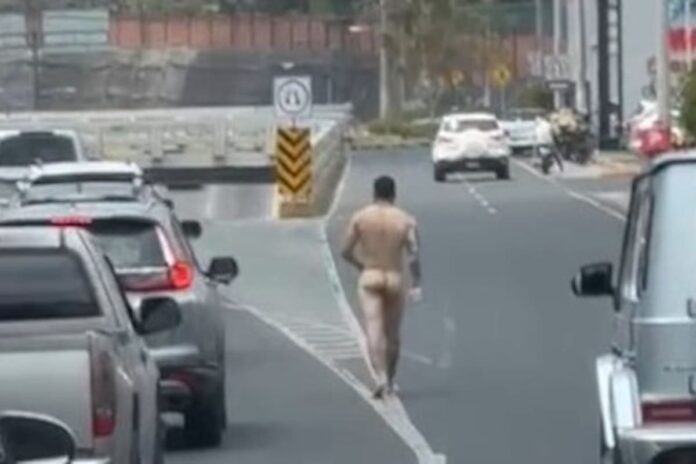 Hombre es captado desnudo en plena vía por una supuesta infidelidad 1 Hombre es captado desnudo en plena vía por una supuesta infidelidad Un hombre fue visto caminando sin ropa en medio del tráfico, luego de ser descubierto en un aparente encuentro amoroso con una mujer casada.