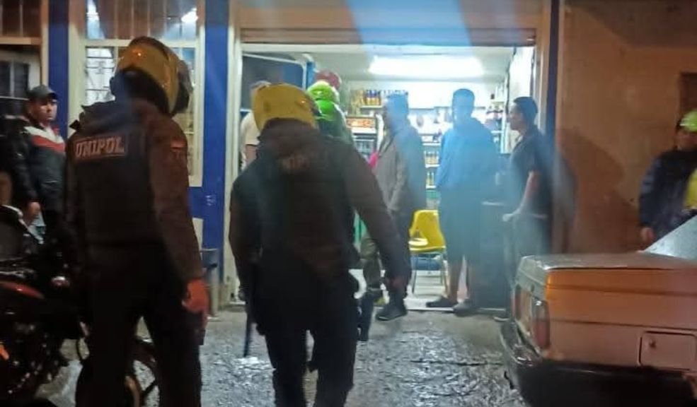 Hombre fue asesinado dentro de un local en Soacha El asesinato del hombre ocurrió en el barrio Ciudad Latina de Soacha. Q'HUBO conoció los detalles.